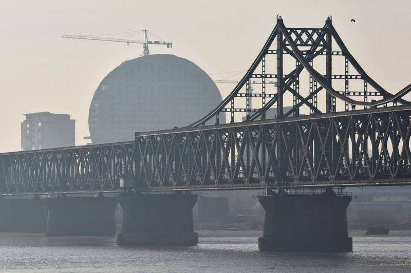 北韓貨運火車通過鴨綠江大橋進入中國，這應該是自2020年夏季中斷1年半以來首見。鴨綠江大橋示意圖。（法新社）