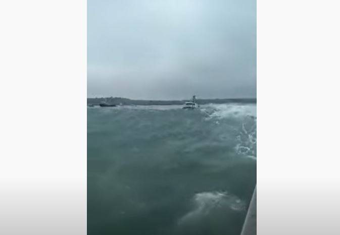 厄瓜多外海的船隻也感受到海嘯的衝擊，漁船在巨大浪潮衝擊下載浮載沉，相當驚險。（圖擷自推特）
