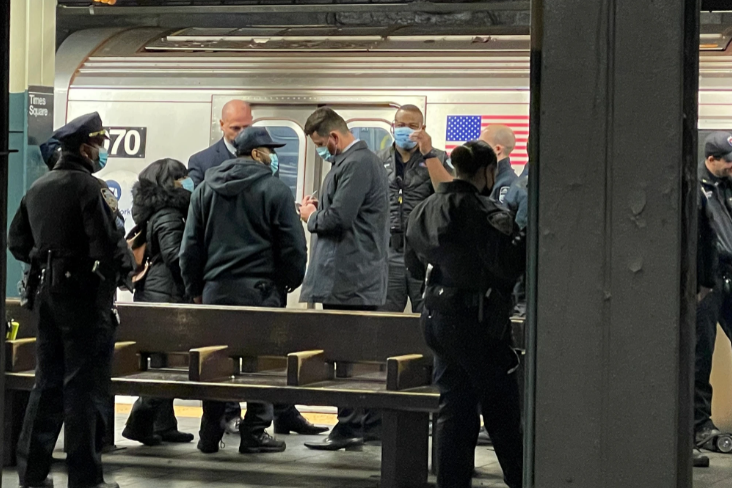 紐約地鐵15日驚傳有亞裔婦女被推落月台，撞上進站列車慘死，警方和地鐵人員獲報後到場處理。（圖翻攝自推特）