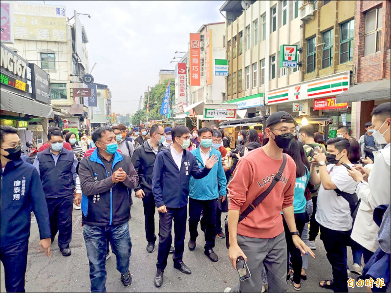 市長陳其邁昨走訪新崛江潮聖祭，感受活動魅力與人氣。
（記者王榮祥攝）