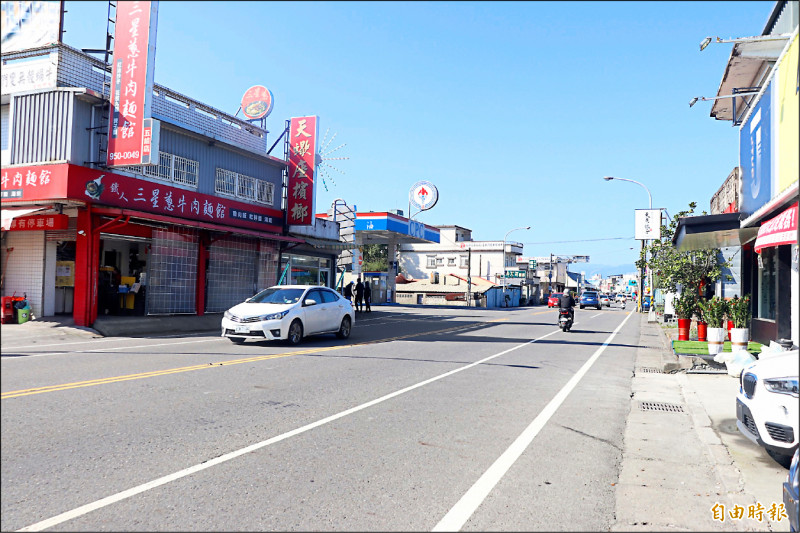 宜蘭縣府辦理羅東治水防災區段徵收，將拆除五結路3段道路兩旁的10幾棟建築，設置蓄洪池與停車場，引發反彈。（記者林敬倫攝）