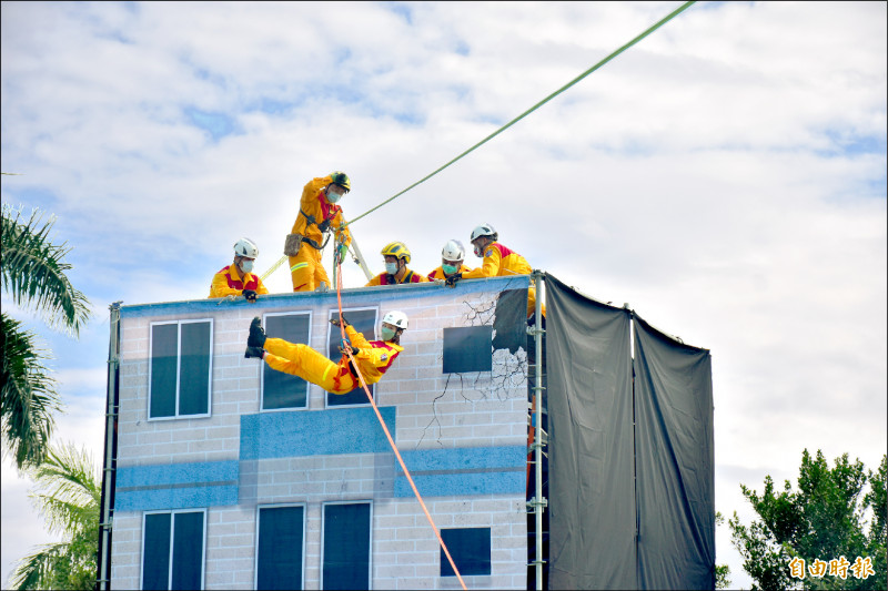 花蓮縣政府消防局昨天舉行119消防節慶祝活動，展示近年新購置的各式特種消防器材及搜救訓練成果。（記者王錦義攝）