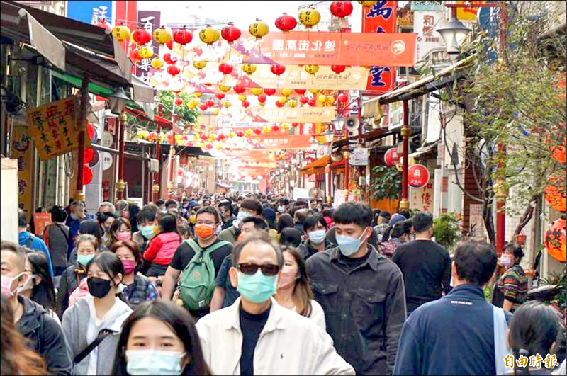 台北市年貨大街上週末登場，雖國內疫情再升溫，但仍有不少民眾逛街，副市長黃珊珊提醒民眾務必遵守防疫規範。（記者楊心慧攝）