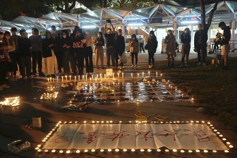 香港中文大學學生去年12月24日平安夜，在校園內原本放置新民主女神像處點燃燭光，抗議校方趁夜拆除這座仿製天安門民運精神象徵的雕塑。（路透）