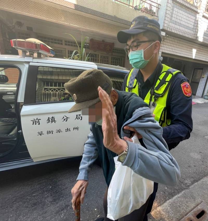 99歲王姓老翁外出散步而迷路，經員警開警車送他返家。 （讀者提供）