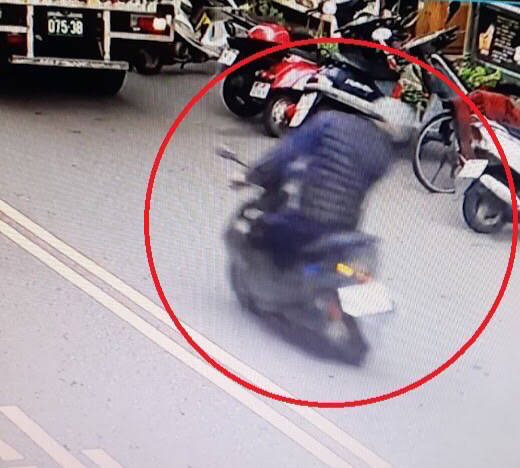 警方調閱路口監視器，確認蕭姓男子騎乘的機車車牌。（記者許國楨翻攝）