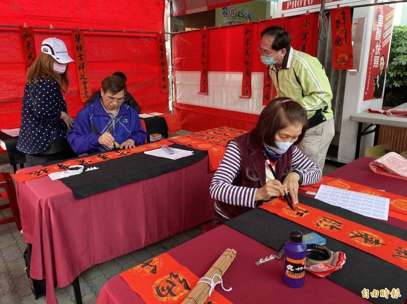 雲林郵局舉辦大師揮毫送春聯活動，民眾憑發票可索取春聯。（記者詹士弘攝）