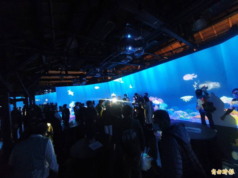 2022月津港燈節1月22日登場，永成戲院的沉浸式互動投影作品《彩繪水族館》。（記者王涵平攝）