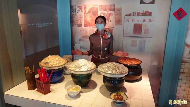 黑橋牌食品香腸博物館推出台灣甘仔店特展，有早期台南民眾用餐「飯桌」的懷舊擺設。（記者王俊忠攝）