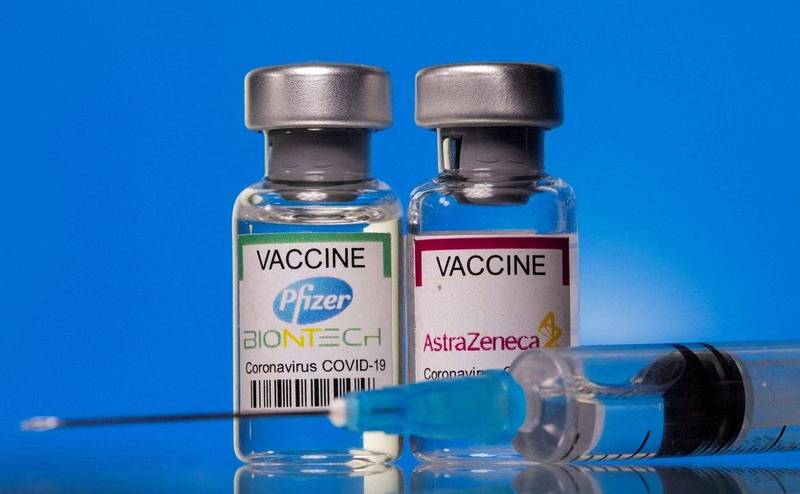 英國研究指出，輝瑞/BNT疫苗（左）的效力，下降速度比AZ疫苗更快。（路透資料照）