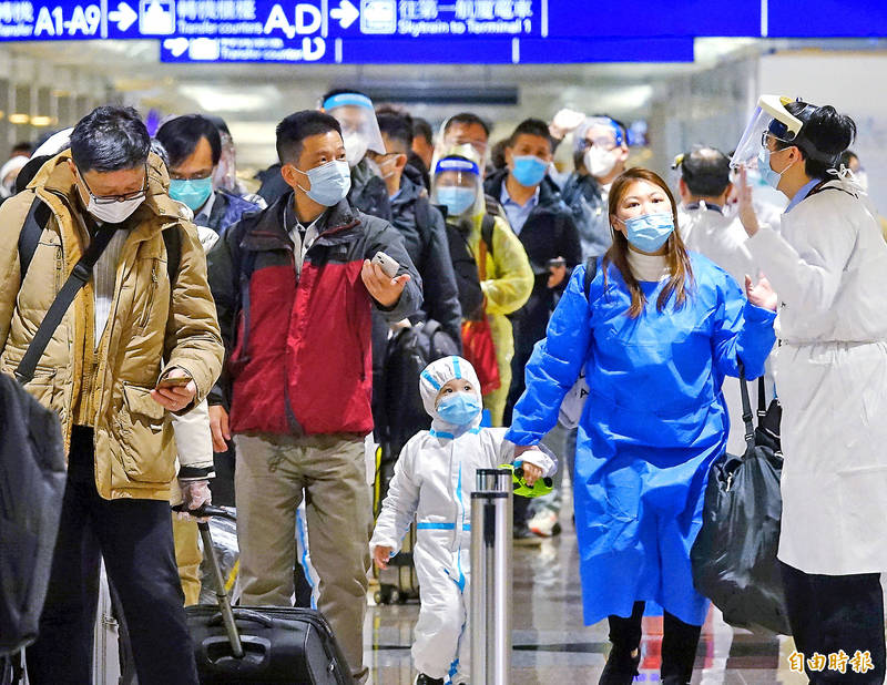 Passengers arrive at Taiwan Taoyuan International Airport on Friday last week.
Photo: Peter Lo, Taipei Times