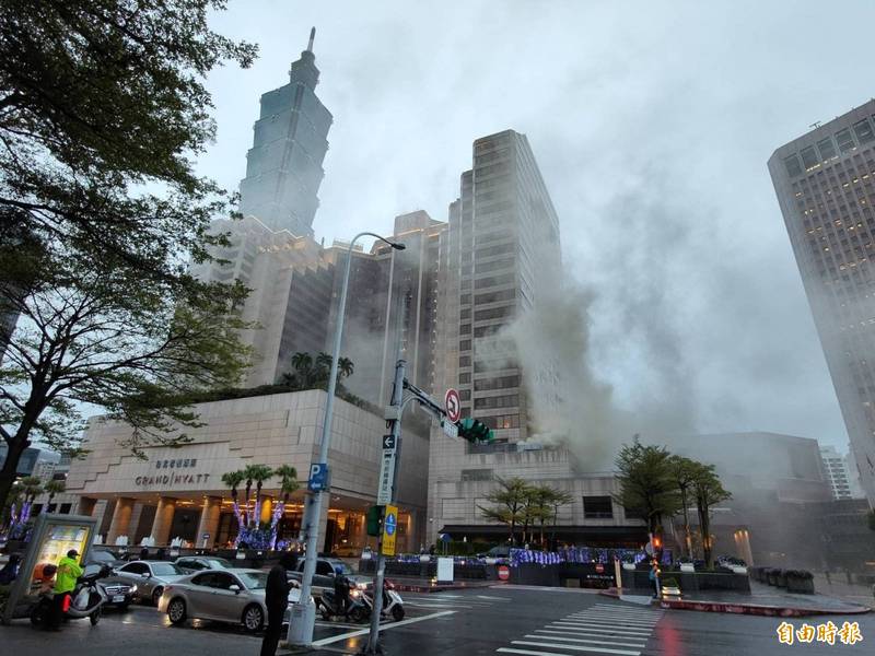 台北市信義區君悅酒店傍晚火警濃煙竄天，警消出動百人到場搶救。（記者姚岳宏攝）