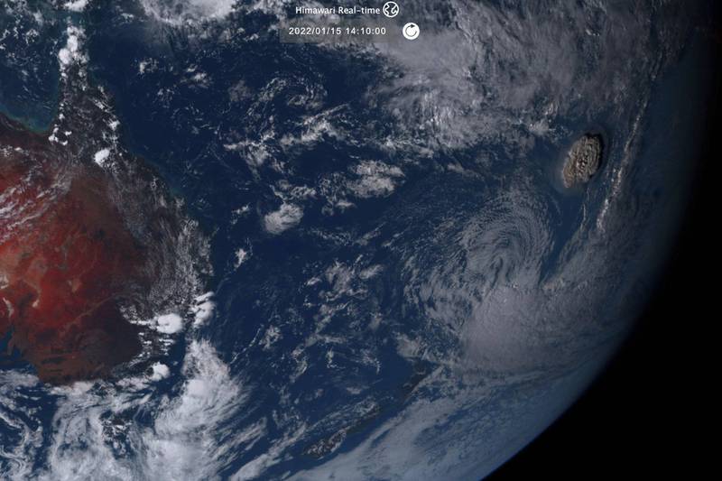 紐西蘭與澳洲目前正加速支援東加救災。圖為衛星拍下東加海底火山噴發瞬間（圖右），圖左為澳洲。（美聯社）