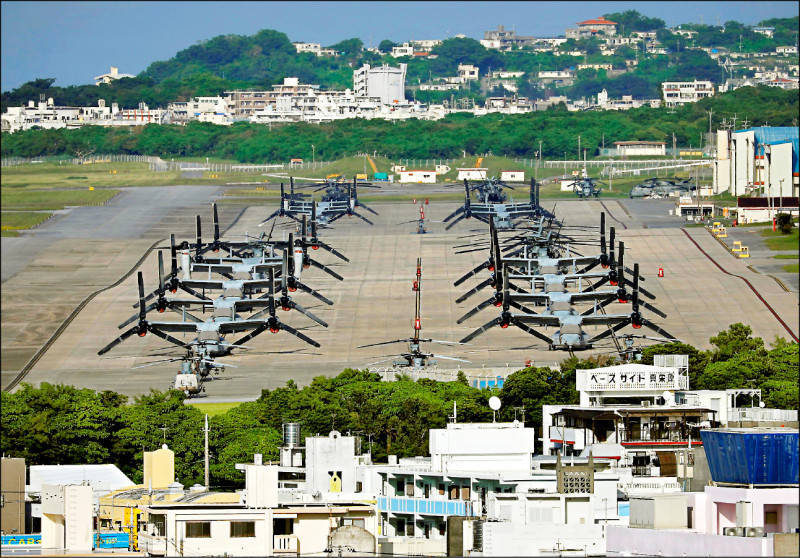 美國和日本正商討共用軍事設施和軍火，以因應台海危機等緊急事件。圖為沖繩縣宜野灣市美軍陸戰隊普天間航空基地的MV-22魚鷹運輸機。（路透檔案照）