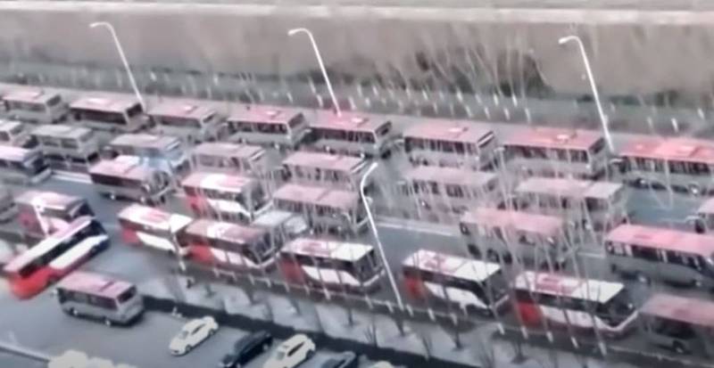有民众害怕地表示，马路上全都是接送隔离人员的巴士。（撷取自YouTube）(photo:LTN)