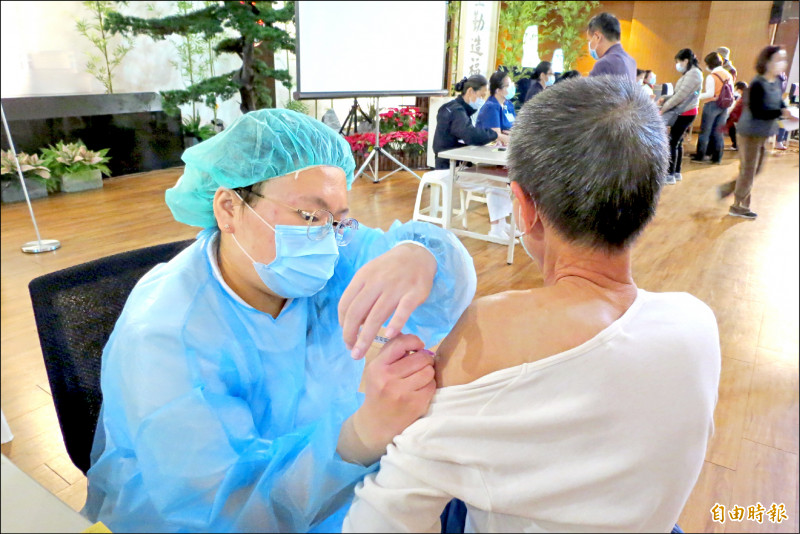 台中市65歲以上長輩施打第三劑疫苗。（記者蘇金鳳攝）