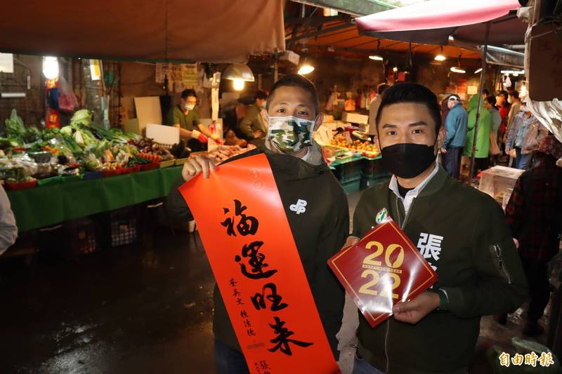 民進黨台北市黨部主委吳怡農（左）陪同張銘祐到市場發春聯，爭取支持。（記者翁聿煌攝）