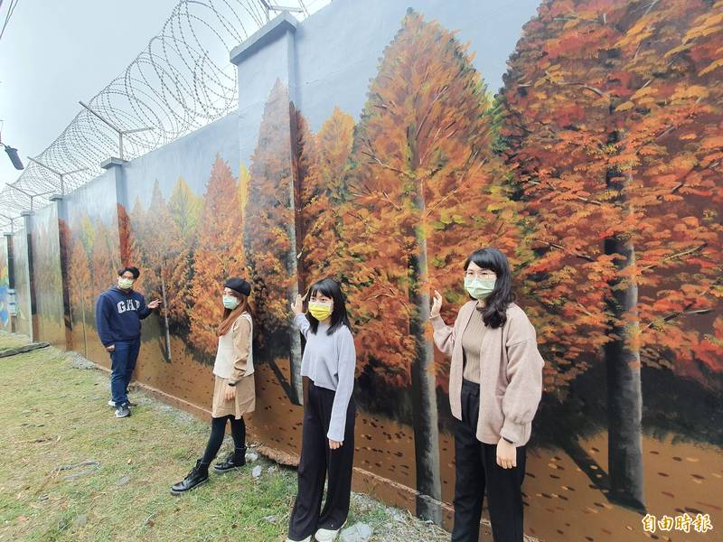 台南第二監獄位於通往曾文水庫的觀光道路174線，近來有民眾發現監獄外有大片3D彩繪牆，紛駐足打卡。（記者王涵平攝）
