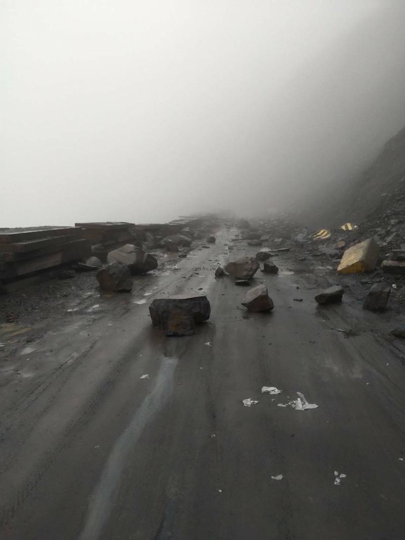 下雨加地震，南投縣仁愛鄉鄉道投89線15.8K翠巒路段落石一度阻斷交通。（民眾提供）