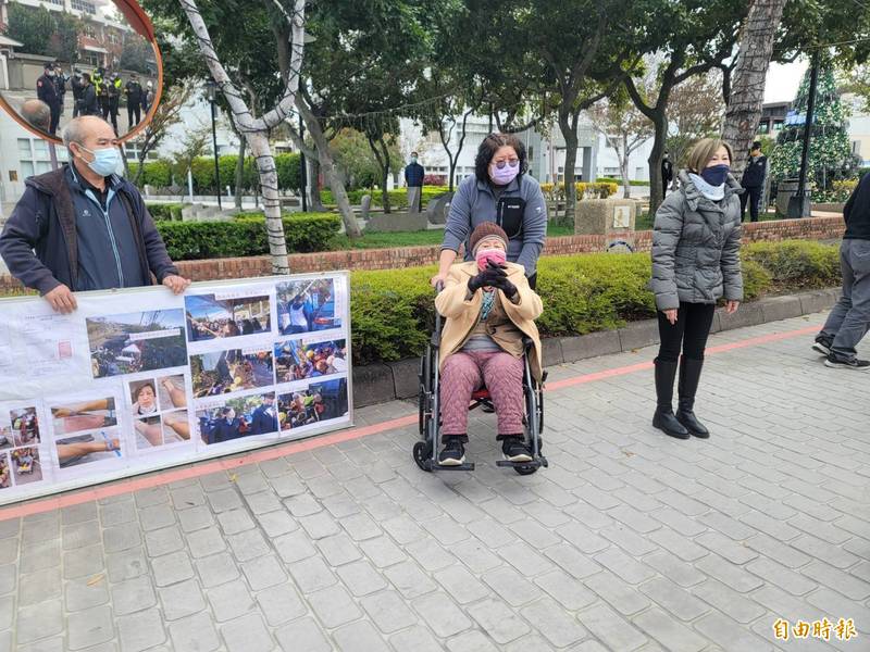 業務經理王亞綺下午2點，在數名員工陪同下，推著坐輪椅、高齡80多歲的老母，抬棺到苗栗縣警察局抗議警方執法不公。（記者彭健禮攝）