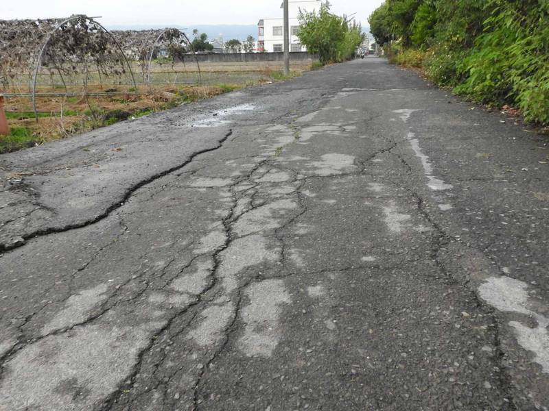 南投草屯鎮多條社區道路年久失修破損，縣府將動用650萬元改善。（南投縣政府提供）