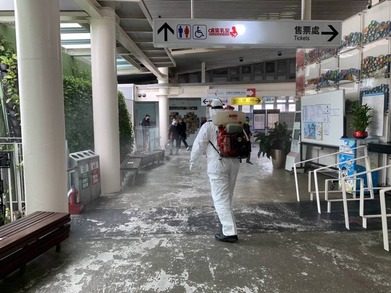 2名確診者都有搭乘台鐵通勤的狀況，新竹縣政府環保局針對被捲入的火車站進行環境大消毒。（圖由竹縣府提供）