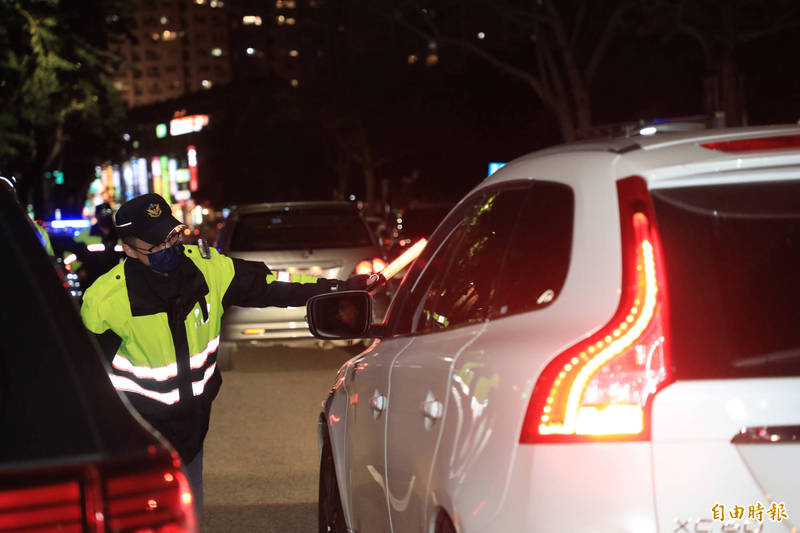 台中市警方晚間執行取締酒駕勤務。（記者許國楨攝）