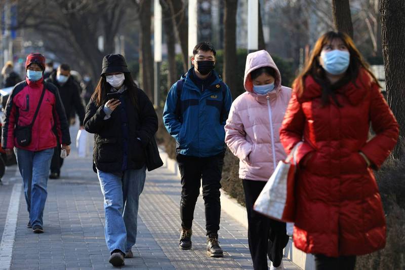中國北京Omicron患者的母親和同事也都確診。圖為北京民眾戴口罩防疫。（路透）