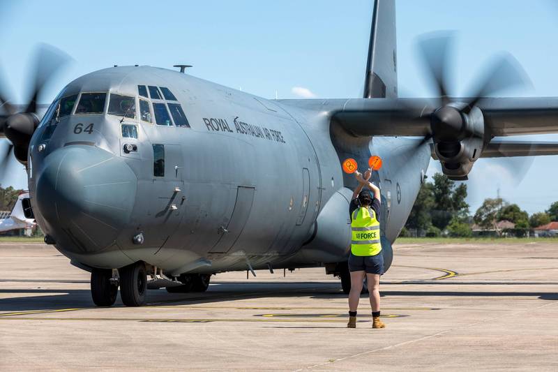 澳洲國防部指出，旗下皇家空軍已於2021年12月，收到來自美國洛克希德·馬丁公司，升級的首架C-130J運輸機。（圖擷取自@DeptDefence官方推特）