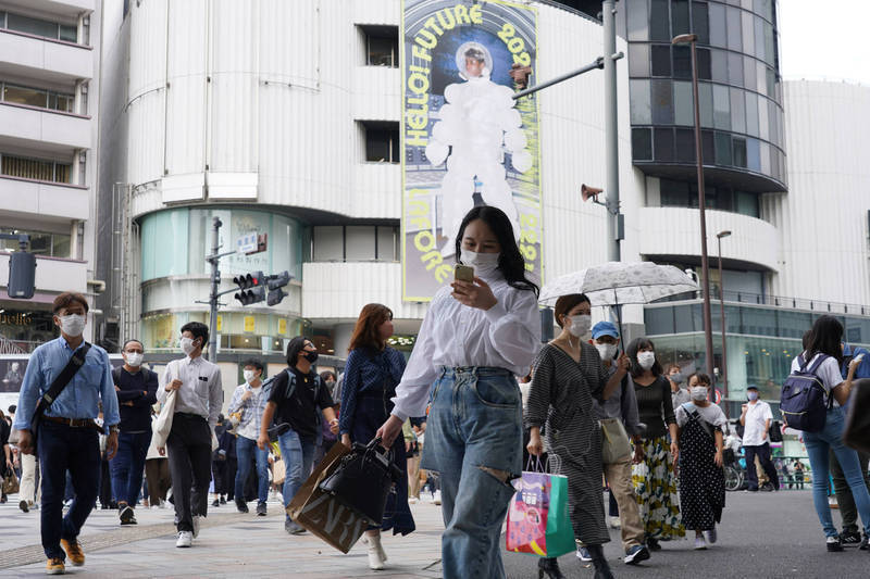 日本的武漢肺炎持續蔓延，東京今日再增5185例確診，是上週二的5倍多。（彭博）

