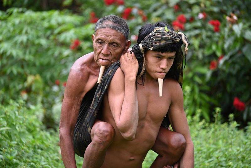 巴西一名醫師拍下亞馬遜雨林原住民青年背著父親徒步6小時前來接種疫苗的畫面。（圖擷取自詹寧斯IG）