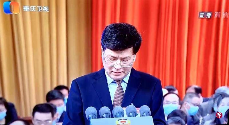 中国重庆市政协主席王炯日前在重庆「两会」开幕会上进行工作报告，突然几秒钟都说不出话，接着就倒地不起。（撷取自微博）(photo:LTN)