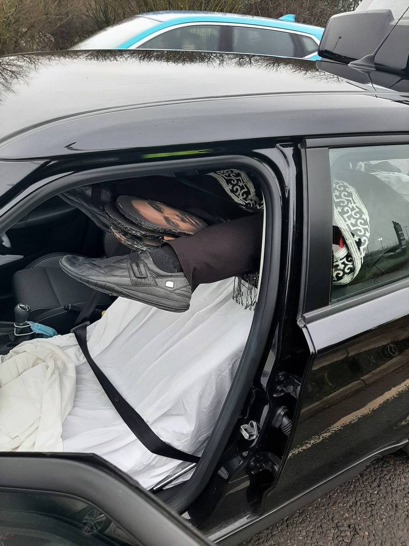 英國警方日前獲報，稱一輛在公路行駛的汽車後座疑似載運「屍體」。（圖擷取自＠Cambridgeshire Constabulary官方臉書）