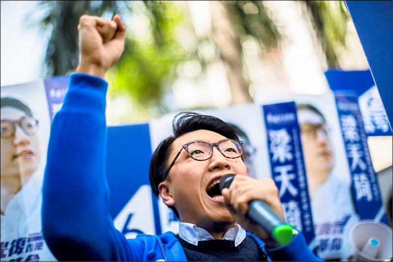 提出「光復香港，時代革命」口號的香港本土民主前線（本民前）前發言人梁天琦，二○一八年因一六年旺角警民衝突事件遭法院裁定觸犯暴動及襲警罪，判刑六年。由於他在獄中表現良好，預定十九日出獄，家屬呼籲支持者不要前往石壁監獄迎接，梁天琦的「臉書」專頁也將停止運作，並移除所有內容。（法新社檔案照）