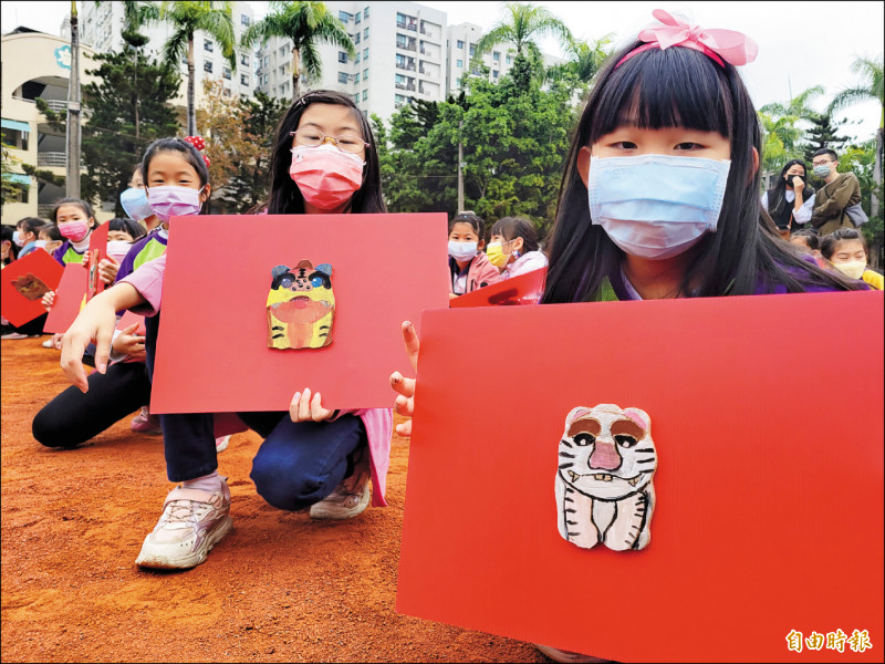 台南市北區立人國小學生一起完成千虎彩繪。（記者王姝琇攝）