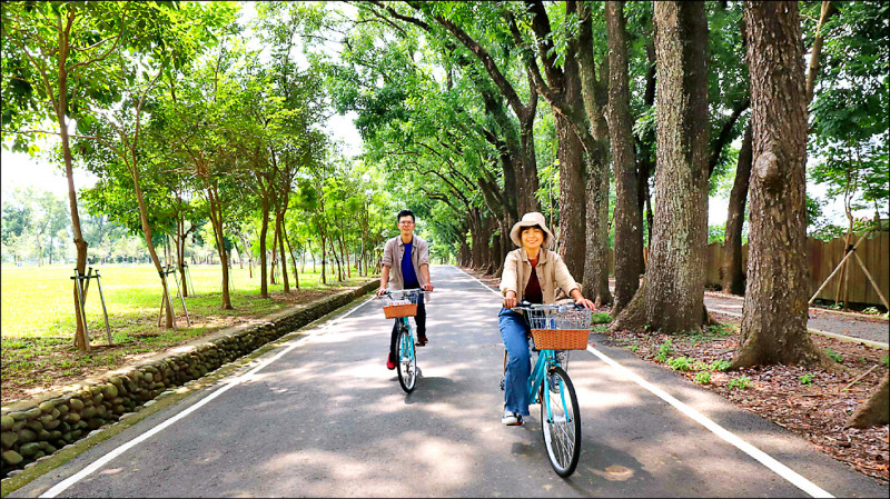 過年期間來高雄騎單車，享受山城明媚風光。
（茂管處提供）