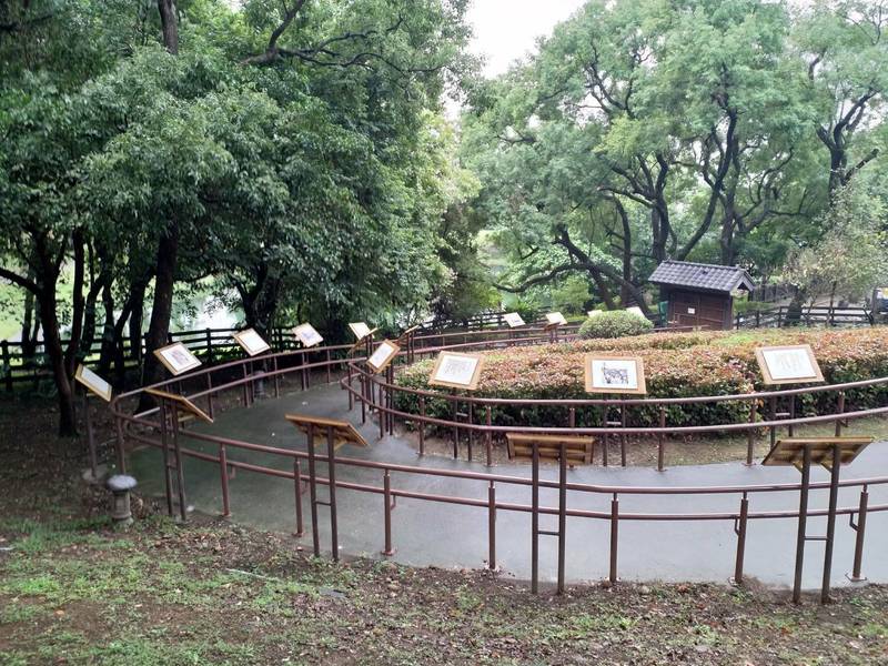 新北市淡水區公所運用和平公園內一滴水紀念館前的景觀和拾階而上步道的特色,精選與淡水有關的詩人及書畫家作品,設置於坡道兩旁,讓民眾徜徉於自然環境中,也能感受到歷史文化的巡禮,即日起開放。(淡水區公所提供) 新北市淡水區公所運用和平公園內一滴水紀念館前的景觀和拾階而上步道的特色,精選與淡水有關的詩人及書畫家作品,設置於坡道兩旁,讓民眾徜徉於自然環境中,也能感受到歷史文化的巡禮,即日起開放。(淡水區公所提供)