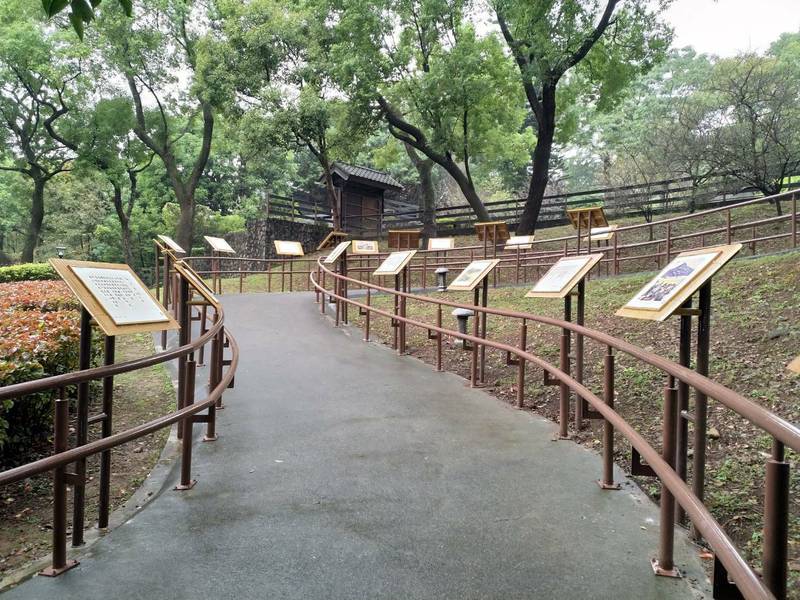 新北市淡水區公所運用和平公園內一滴水紀念館前的景觀和拾階而上步道的特色,精選與淡水有關的詩人及書畫家作品,設置於坡道兩旁,讓民眾徜徉於自然環境中,也能感受到歷史文化的巡禮,即日起開放。(淡水區公所提供) 新北市淡水區公所運用和平公園內一滴水紀念館前的景觀和拾階而上步道的特色,精選與淡水有關的詩人及書畫家作品,設置於坡道兩旁,讓民眾徜徉於自然環境中,也能感受到歷史文化的巡禮,即日起開放。(淡水區公所提供)