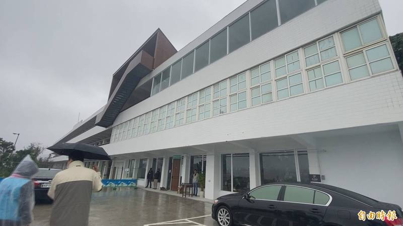 基隆廢校變身為太平青鳥書店，造型視野俱佳，許多民眾慕名而來。（記者盧賢秀攝）