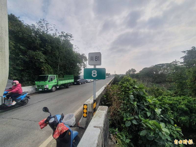 連絡東山與柳營的南81線重溪橋，每逢豪雨常封閉，交通中斷，將進行改建。（記者王涵平攝）