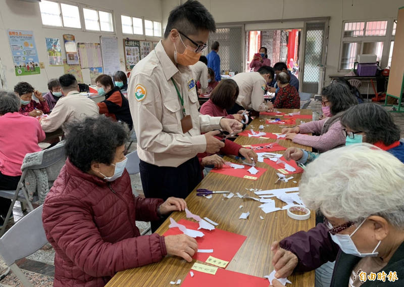 北門公所替代役男今在錦湖關懷據點以過年應景的「福鯉慶有餘」課程教導長者創作福鯉魚折紙。（記者楊金城攝）