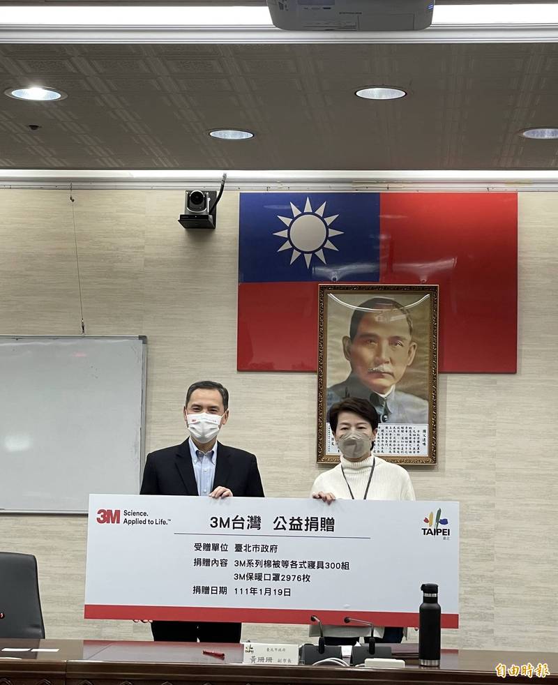台北市副市長黃珊珊（右）出席美商3M台灣子公司捐贈寒冬物資記者會，並頒發感謝狀。（記者蔡亞樺攝）