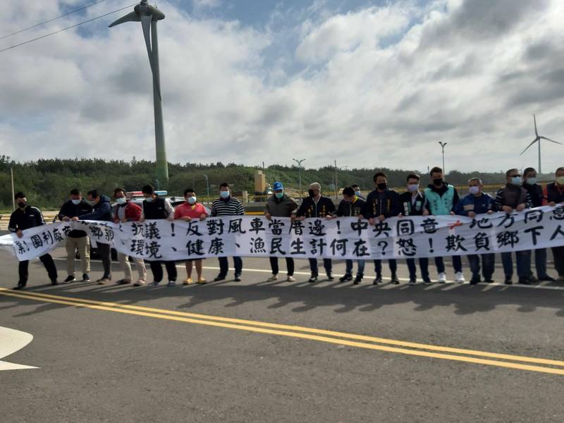 CIP將在新竹海域投入離岸風力發電計畫,新竹縣新豐鄉有民眾憂心風機破壞生態環境,影響漁民生計,今天(19日)聚集坡頭漁港拉白布條表達心聲。(記者廖雪茹翻攝) CIP將在新竹海域投入離岸風力發電計畫,新竹縣新豐鄉有民眾憂心風機破壞生態環境,影響漁民生計,今天(19日)聚集坡頭漁港拉白布條表達心聲。(記者廖雪茹翻攝)