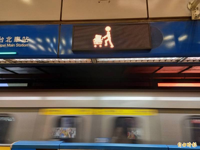 北捷在龍山寺站車廂月台上方推出「小捷客」動畫，小捷客除了會往較空曠的車廂移動，還會隨不同時間、節日改變設計。（記者蔡思培攝）