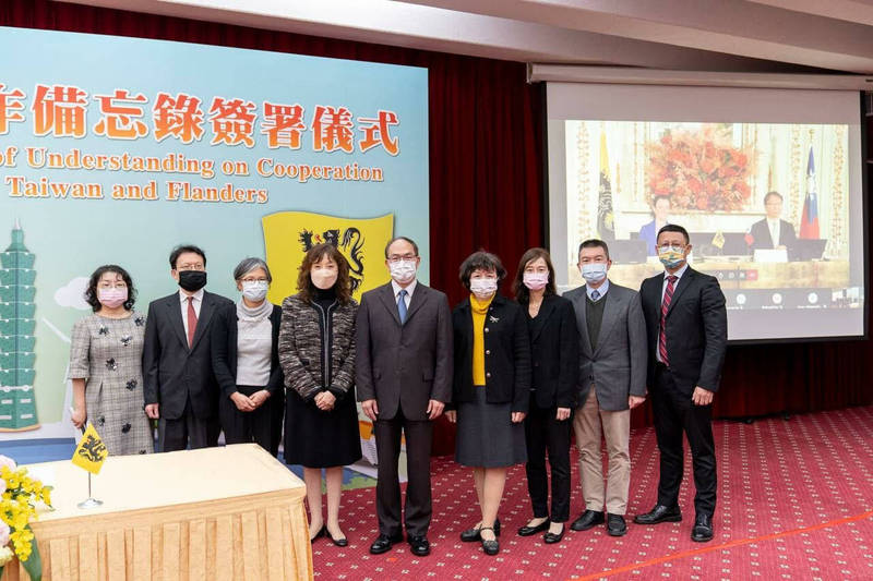 台灣與比利時佛拉蒙區政府今天視訊完成異地簽署「台比佛拉蒙區政府合作架構備忘錄」,外交部政次曾厚仁(中)、歐洲司副司長陳詠韶(左一)及衛福部、勞動部、環保署、經濟部能源局、科技部、教育部相關官員見證,一行人與比利時佛拉蒙區政府主席碧寧絲及我駐歐盟兼駐比利時代表蔡明彥透過螢幕合影。(外交部提供) 台灣與比利時佛拉蒙區政府今天視訊完成異地簽署「台比佛拉蒙區政府合作架構備忘錄」,外交部政次曾厚仁(中)、歐洲司副司長陳詠韶(左一)及衛福部、勞動部、環保署、經濟部能源局、科技部、教育部相關官員見證,一行人與比利時佛拉蒙區政府主席碧寧絲及我駐歐盟兼駐比利時代表蔡明彥透過螢幕合影。(外交部提供)