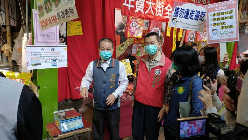 高市府聯合稽查年貨大街食品安全，同步宣導防疫措施。（記者王榮祥翻攝）