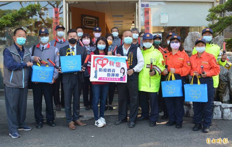 台中市議員吳瓊華（前排左4）今天致贈哨音指揮棒給烏日義交和守望相助隊。（記者陳建志攝）