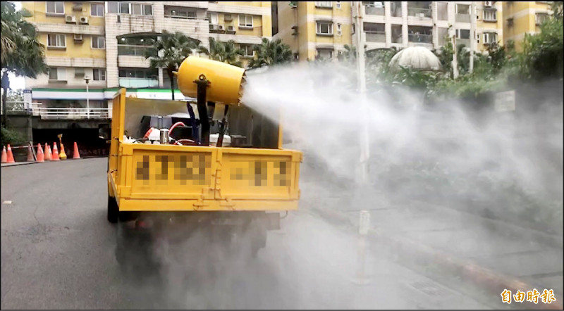 基隆市新增一名桃園機場防疫計程車隊司機確診，環保局接獲指揮中心通知，前往基隆市大型社區做消毒工作。（記者俞肇福攝）