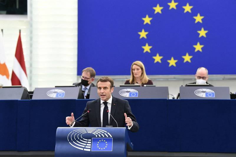 法國總統馬克宏（前）今天在歐洲議會發表演說，闡述歐盟氣候、邊界安全等優先政策。他也表明，若無法杜絕維吾爾強迫勞動，就不會有歐中協議。（路透）