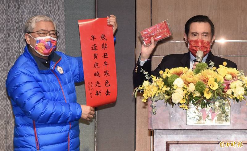 前總統馬英九（右）19日出席「新北市三重區獨居長者尾牙餐敘」並贈送春聯與口罩。（記者塗建榮攝）